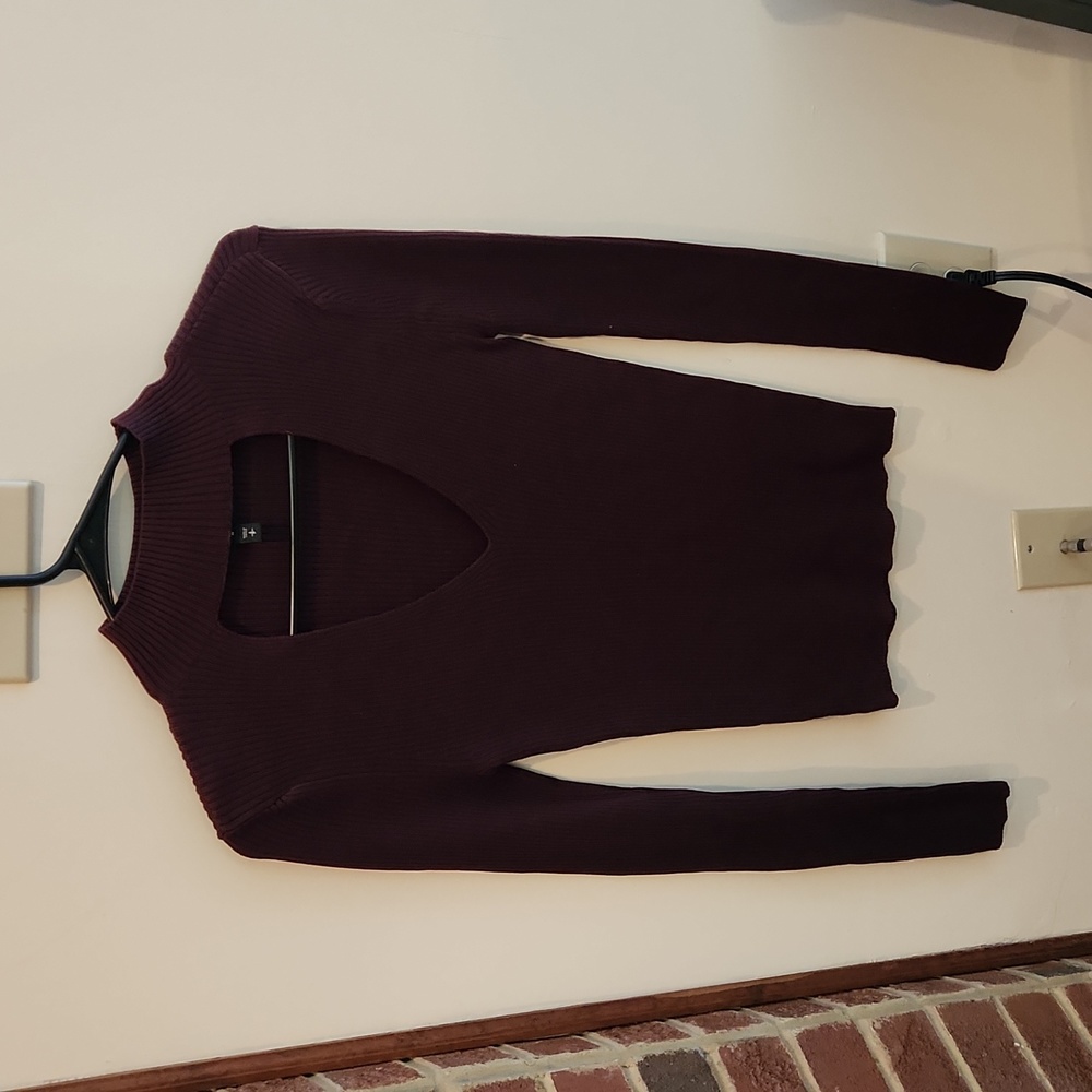 Dark purple low-cut peephole small shirt